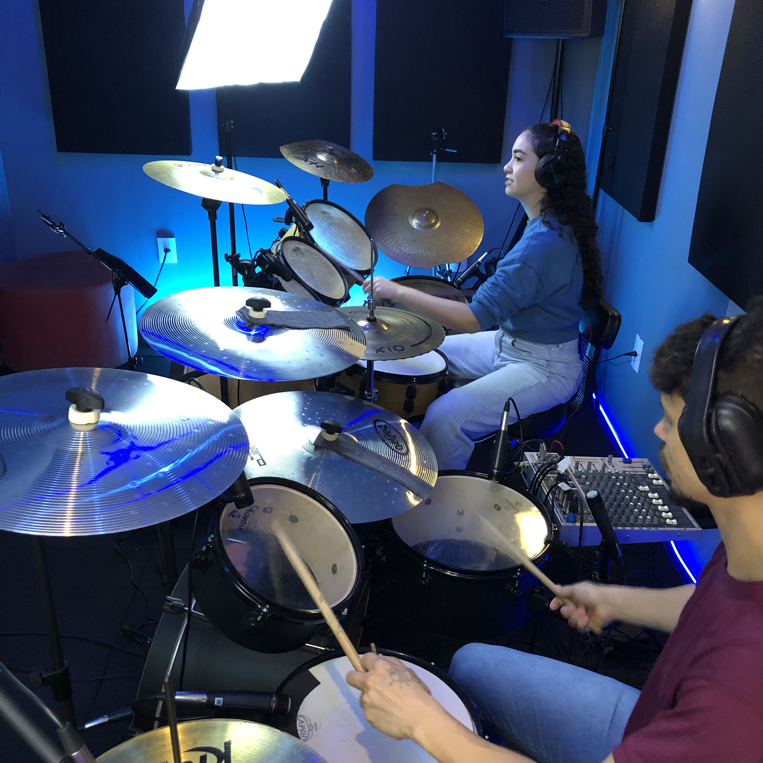 aluno de seis anos tocando bateria em sua aula em Londrina